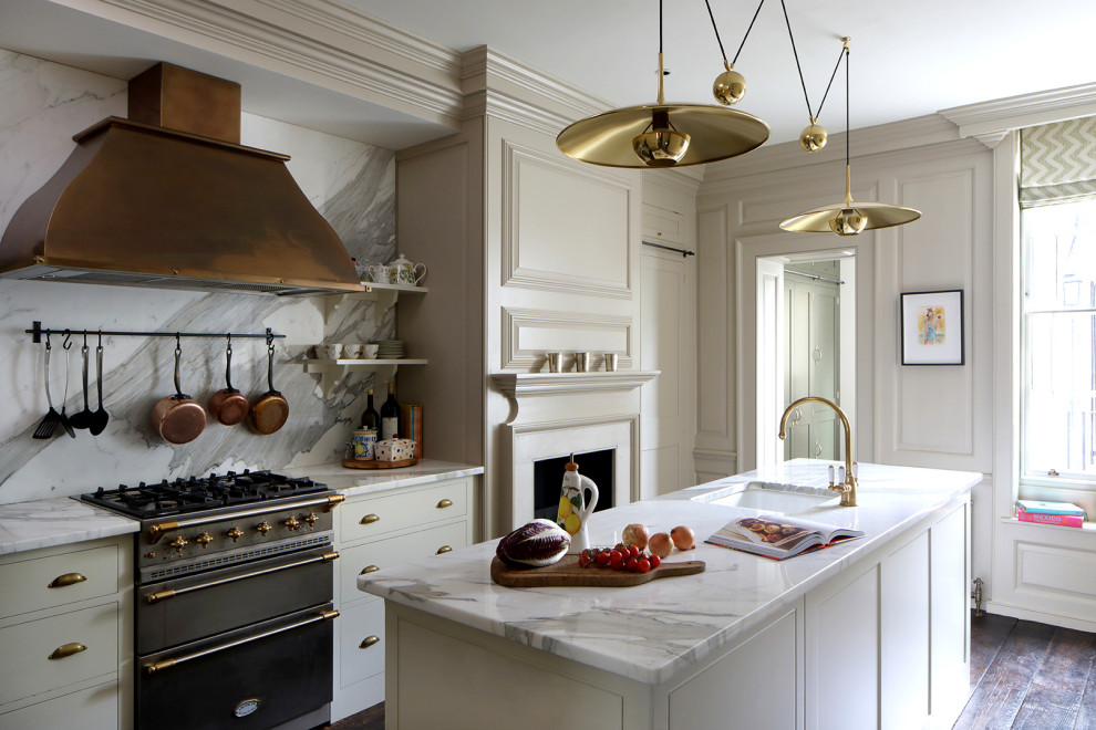 Idéer för avskilda vintage vitt kök, med en undermonterad diskho, släta luckor, vita skåp, marmorbänkskiva, vitt stänkskydd, stänkskydd i marmor, målat trägolv, en köksö och brunt golv