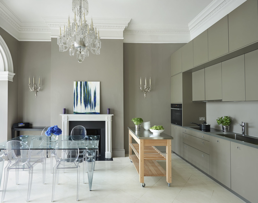 Einzeilige Moderne Wohnküche mit flächenbündigen Schrankfronten, grauen Schränken und Kücheninsel in London