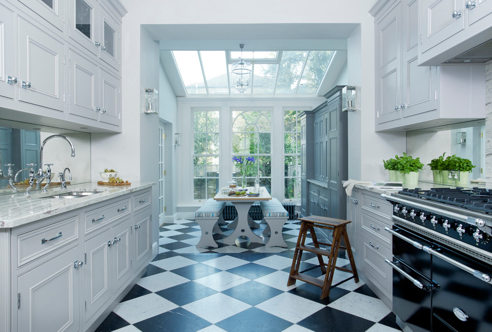 ロンドンにあるラグジュアリーな広いトラディショナルスタイルのおしゃれなキッチン (アンダーカウンターシンク、インセット扉のキャビネット、御影石カウンター、ミラータイルのキッチンパネル、黒い調理設備、大理石の床、アイランドなし) の写真