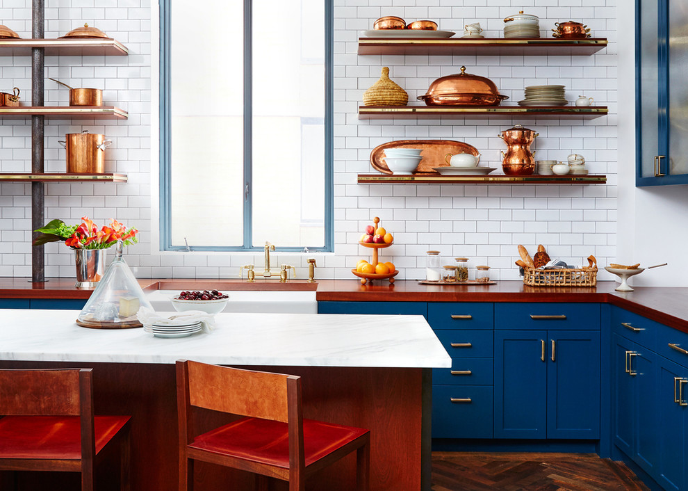 Inspiration för ett mellanstort eklektiskt kök, med en rustik diskho, skåp i shakerstil, blå skåp, träbänkskiva, vitt stänkskydd, stänkskydd i tunnelbanekakel, mörkt trägolv och en köksö
