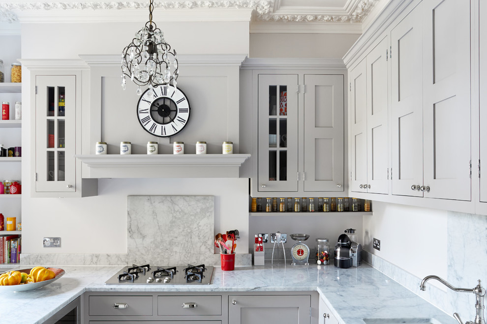 Exempel på ett litet klassiskt u-kök, med grå skåp, en halv köksö, en undermonterad diskho, skåp i shakerstil, marmorbänkskiva, grått stänkskydd, stänkskydd i sten och rostfria vitvaror