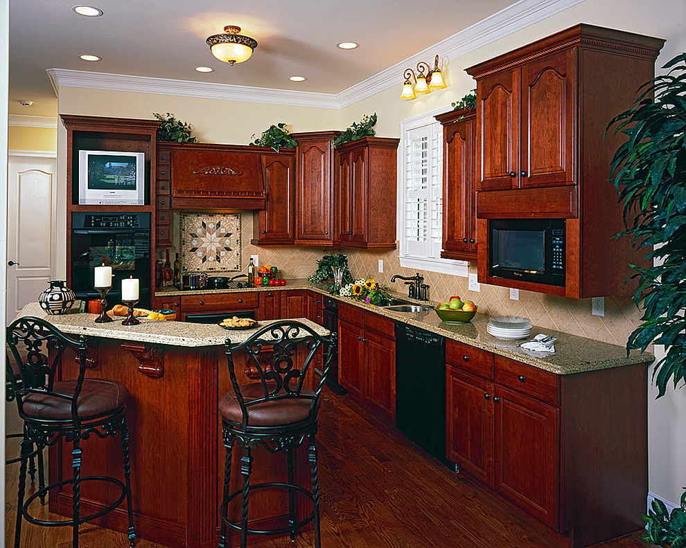 Exempel på ett mellanstort klassiskt kök, med en dubbel diskho, luckor med upphöjd panel, skåp i mellenmörkt trä, bänkskiva i kvarts, beige stänkskydd, stänkskydd i keramik, svarta vitvaror, mellanmörkt trägolv och en köksö