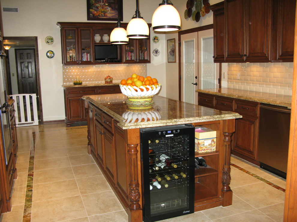 Große Klassische Küche in U-Form mit profilierten Schrankfronten, dunklen Holzschränken, Granit-Arbeitsplatte, Küchenrückwand in Weiß, Rückwand aus Metrofliesen, Küchengeräten aus Edelstahl, Keramikboden und Kücheninsel in Phoenix