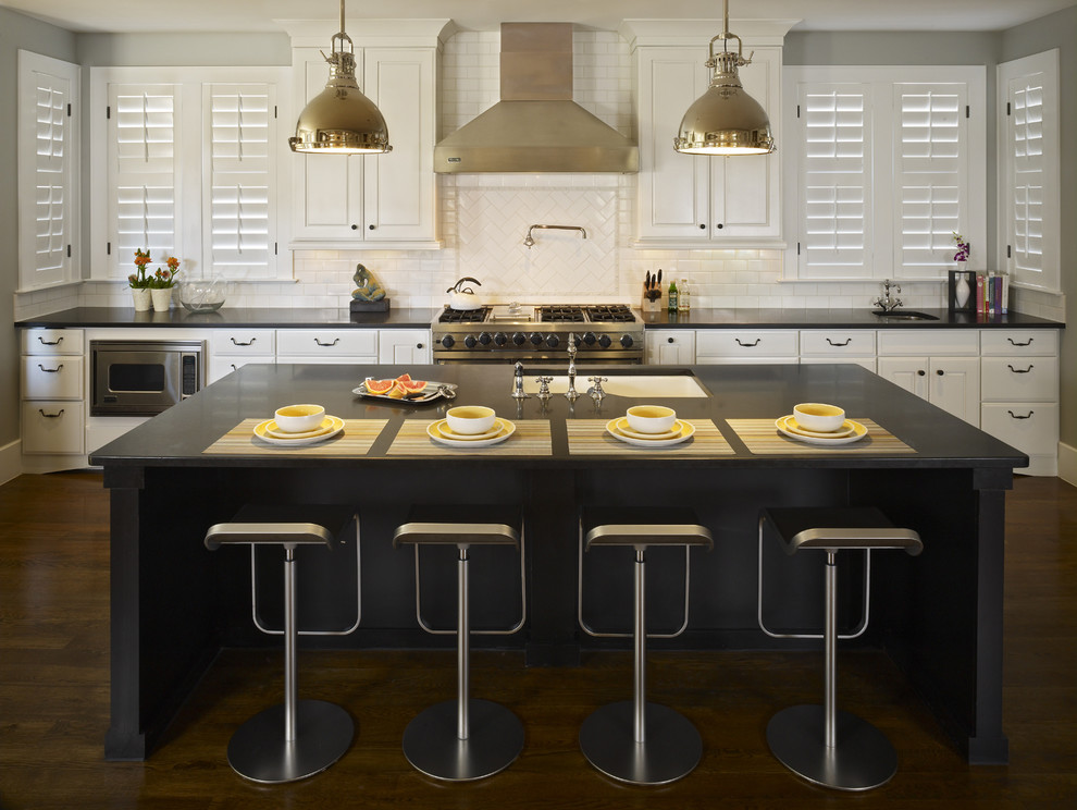 Moderne Küchenbar mit Küchengeräten aus Edelstahl, profilierten Schrankfronten, weißen Schränken, Granit-Arbeitsplatte, Küchenrückwand in Weiß und Rückwand aus Metrofliesen in Denver
