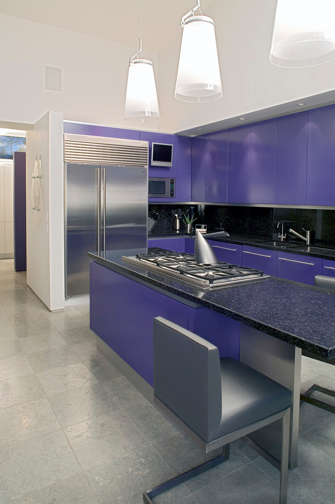 Moderne Küche mit Unterbauwaschbecken, flächenbündigen Schrankfronten, Küchenrückwand in Schwarz und Küchengeräten aus Edelstahl in Denver