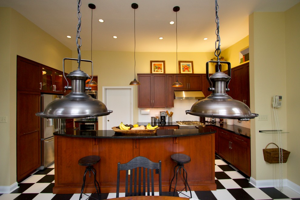 Idéer för att renovera ett vintage kök, med luckor med infälld panel, skåp i mörkt trä, granitbänkskiva, vitt stänkskydd, rostfria vitvaror och en köksö