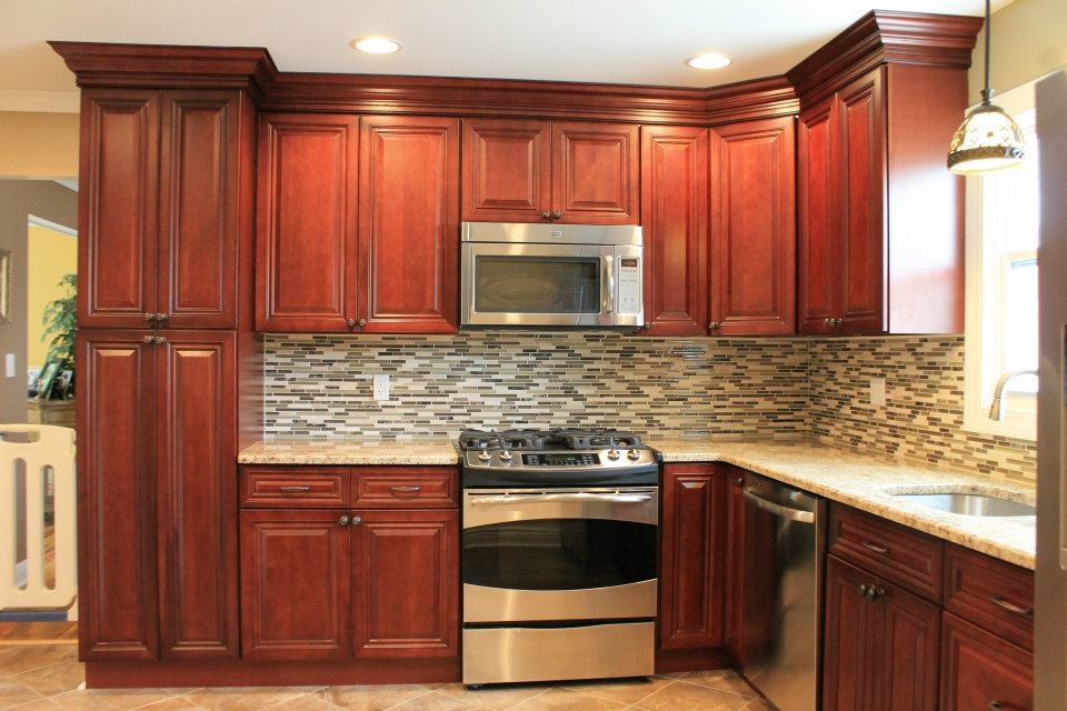 Cherry Kitchen Cabinets / Tile Backsplash - Classique - Cuisine