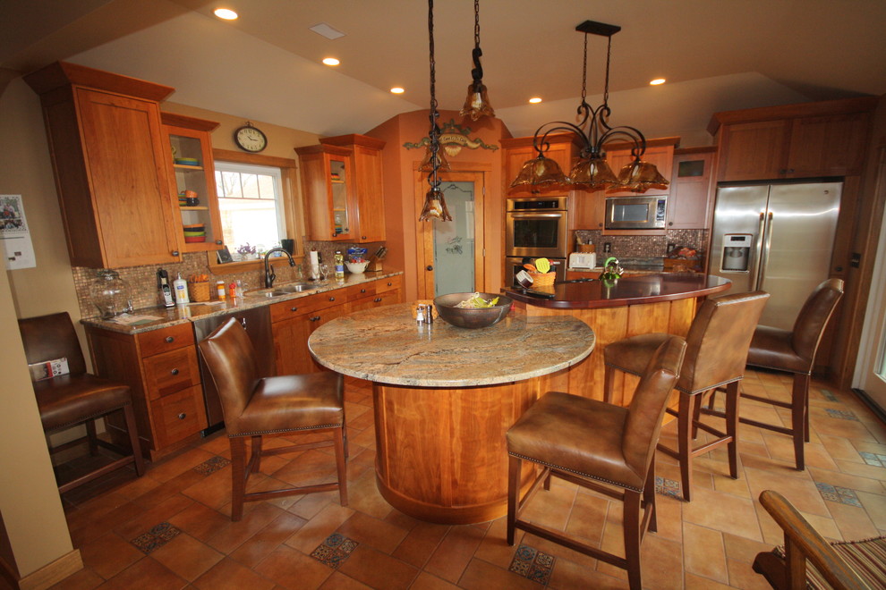 Bild på ett stort amerikanskt kök, med en undermonterad diskho, skåp i shakerstil, granitbänkskiva, rostfria vitvaror, klinkergolv i keramik, en köksö, skåp i mellenmörkt trä, stänkskydd med metallisk yta, stänkskydd i mosaik och rött golv