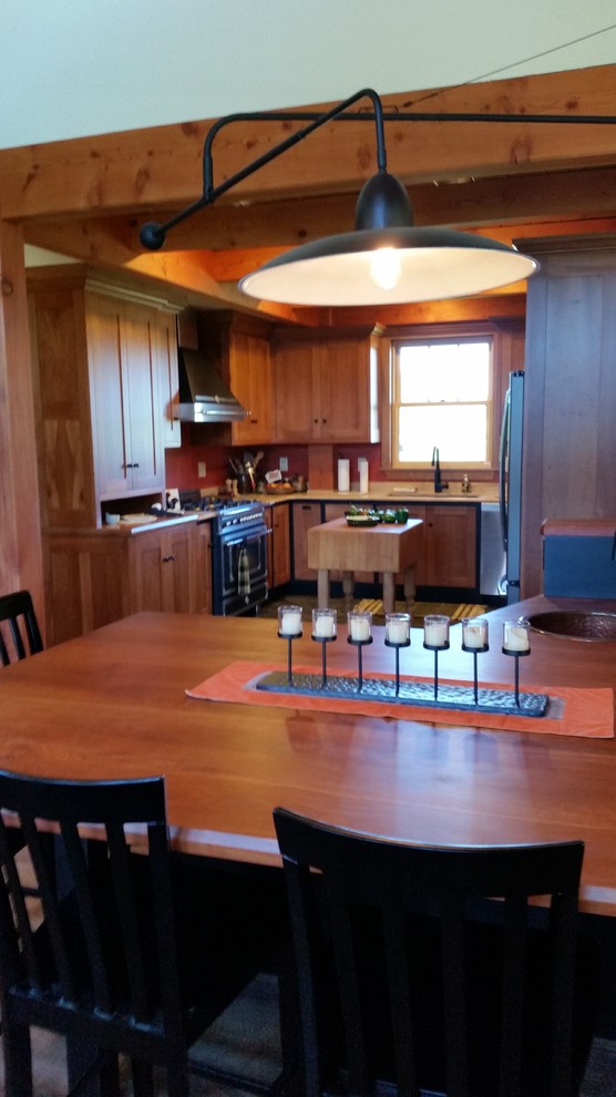 Immagine di un cucina con isola centrale classico di medie dimensioni con ante in stile shaker, ante in legno scuro, top in legno e pavimento in gres porcellanato