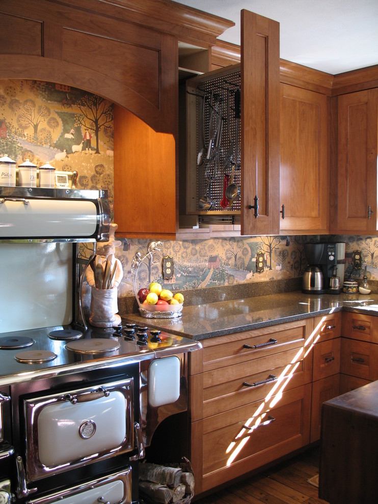 Modelo de cocina clásica pequeña con fregadero sobremueble, armarios estilo shaker, puertas de armario de madera oscura, encimera de cuarzo compacto, electrodomésticos con paneles y suelo de madera en tonos medios