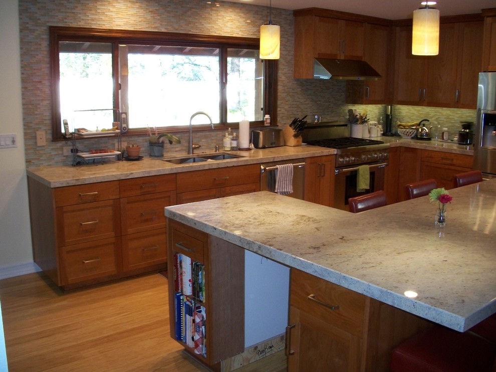 Bild på ett mellanstort vintage kök, med en dubbel diskho, skåp i shakerstil, röda skåp, marmorbänkskiva, vitt stänkskydd, stänkskydd i glaskakel, rostfria vitvaror, bambugolv och en köksö