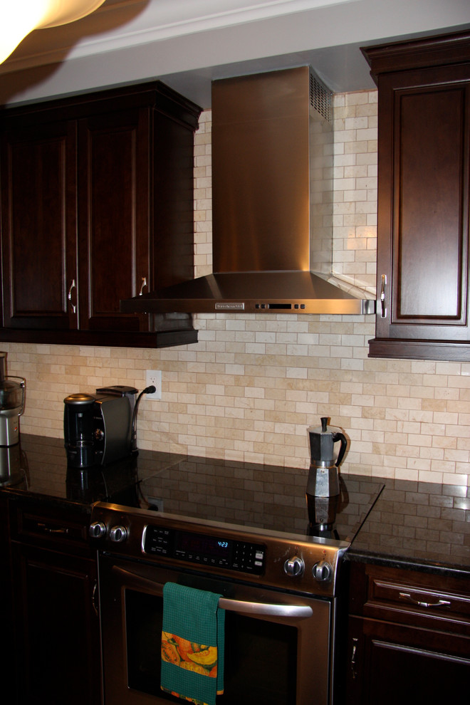 Cherry wood kitchen Traditional Kitchen Toronto by Alliston