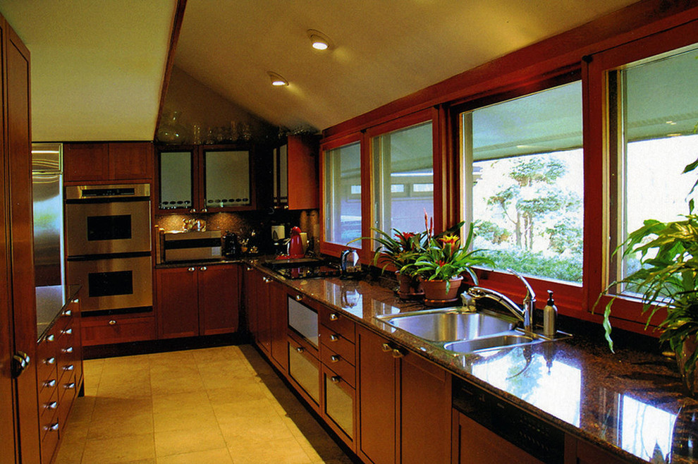 Zweizeilige, Mittelgroße Moderne Wohnküche mit Doppelwaschbecken, Schrankfronten im Shaker-Stil, hellbraunen Holzschränken und Küchengeräten aus Edelstahl in Los Angeles