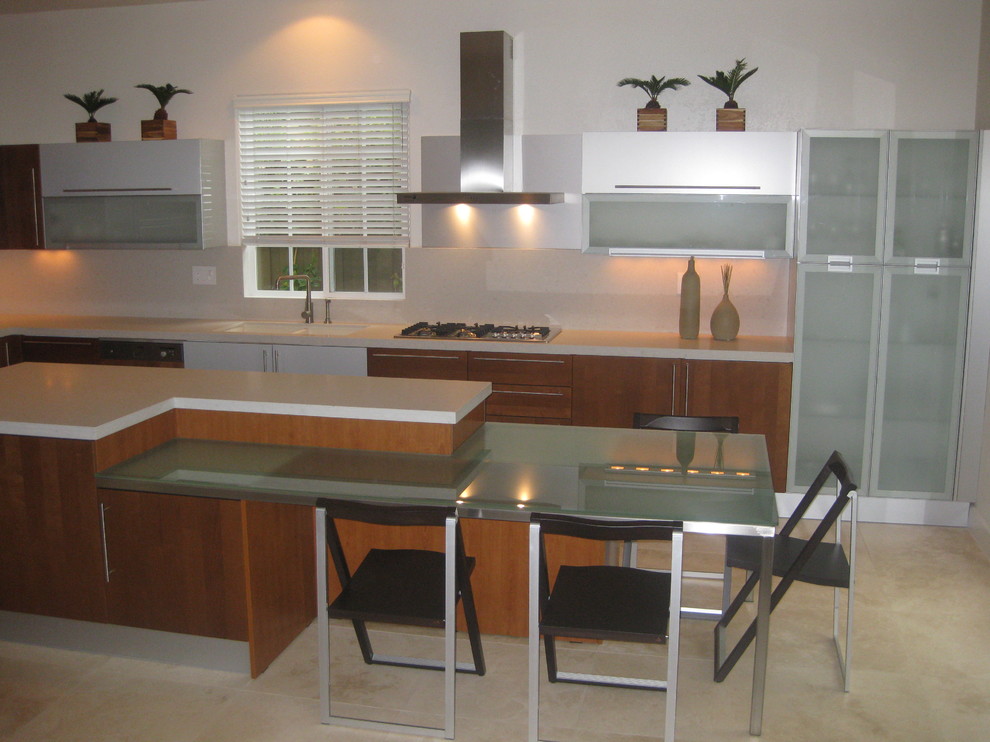 Exempel på ett mellanstort modernt kök, med en dubbel diskho, släta luckor, mellanmörkt trägolv, en köksö, skåp i mellenmörkt trä, flerfärgad stänkskydd, stänkskydd i mosaik, integrerade vitvaror och bänkskiva i glas