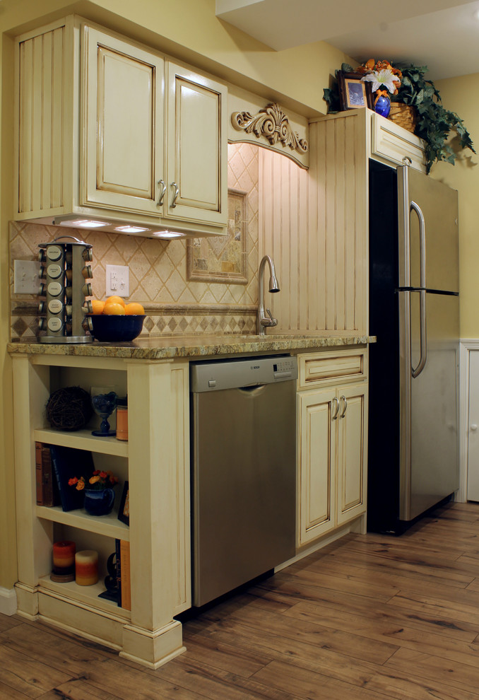 Idéer för att renovera ett litet vintage kök och matrum, med en undermonterad diskho, luckor med upphöjd panel, granitbänkskiva, stänkskydd i stenkakel, rostfria vitvaror, laminatgolv och en halv köksö