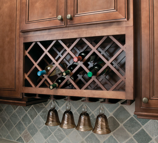Imagen de cocina comedor de estilo americano con armarios con paneles lisos, puertas de armario de madera en tonos medios, encimera de mármol, salpicadero verde, salpicadero con mosaicos de azulejos y suelo de madera clara