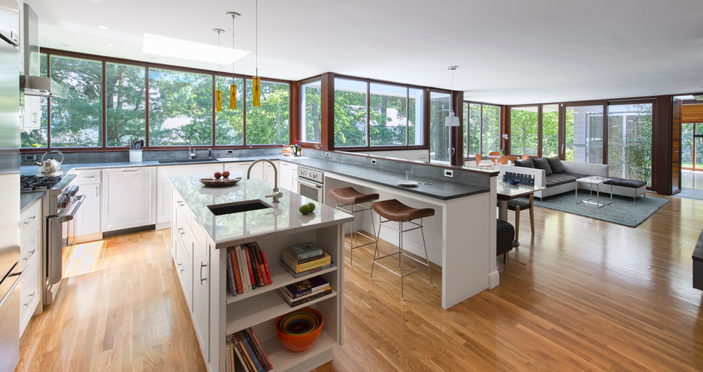 Offene Moderne Küche in U-Form mit Schrankfronten im Shaker-Stil, weißen Schränken, Küchenrückwand in Grau und Küchengeräten aus Edelstahl in Boston