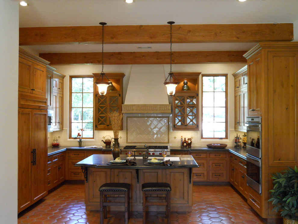 Imagen de cocina rústica de obra con electrodomésticos con paneles