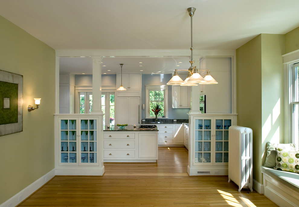 Пример оригинального дизайна: угловая кухня в классическом стиле с белыми фасадами и гранитной столешницей