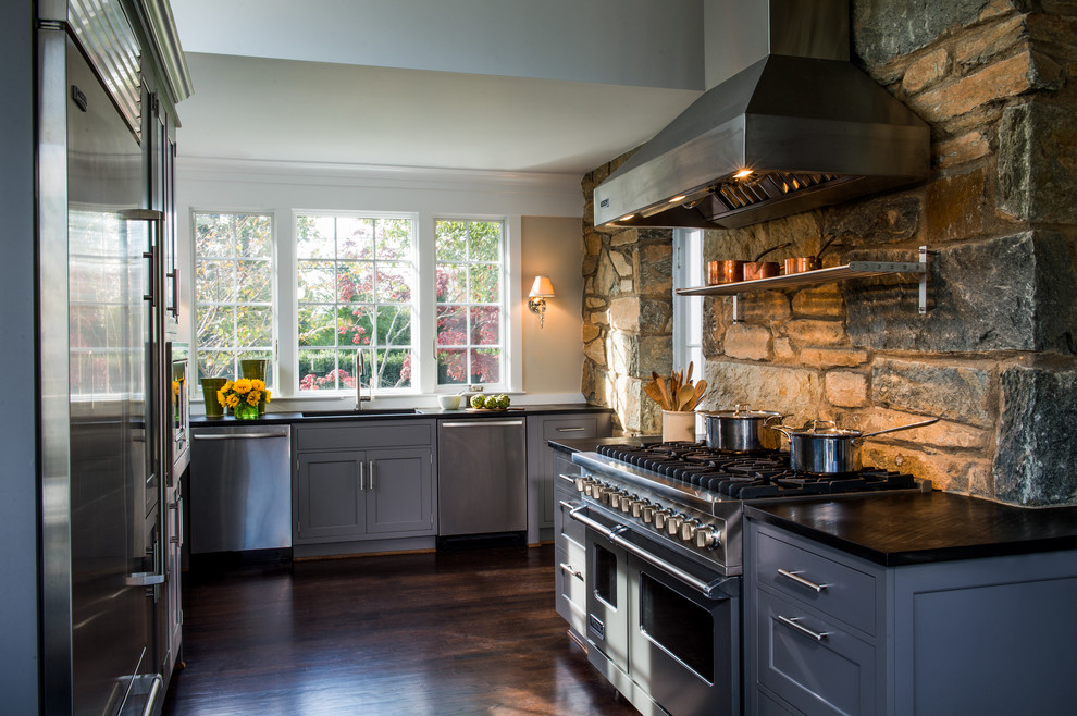 ワシントンD.C.にある高級なトラディショナルスタイルのおしゃれなキッチン (シェーカースタイル扉のキャビネット、グレーのキャビネット、ソープストーンカウンター、シルバーの調理設備、濃色無垢フローリング) の写真
