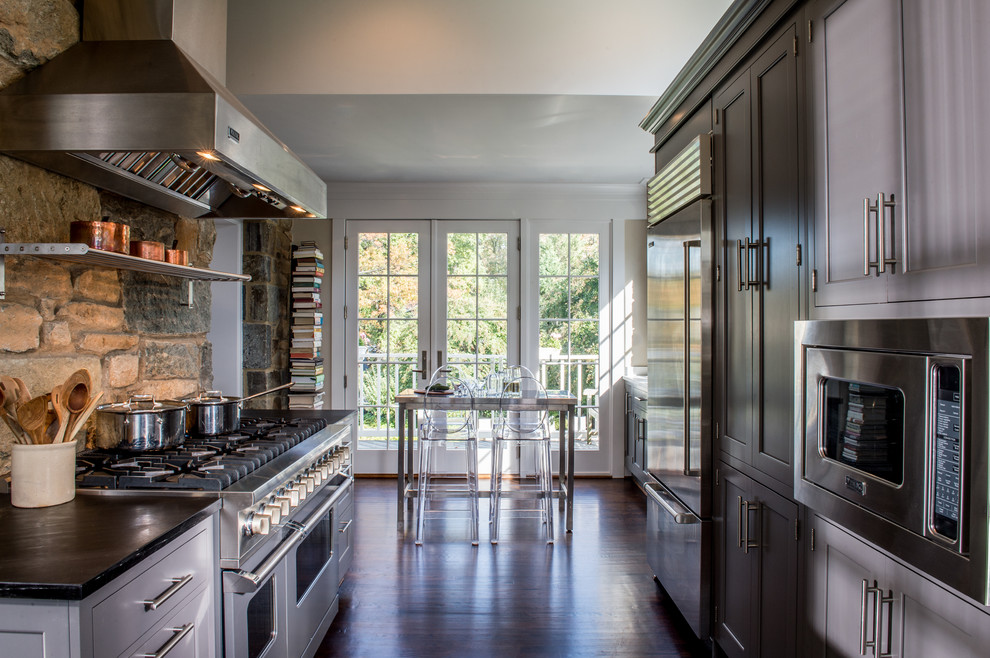 Mittelgroße Klassische Küche mit Schrankfronten im Shaker-Stil, grauen Schränken, Speckstein-Arbeitsplatte, Küchengeräten aus Edelstahl und dunklem Holzboden in Washington, D.C.