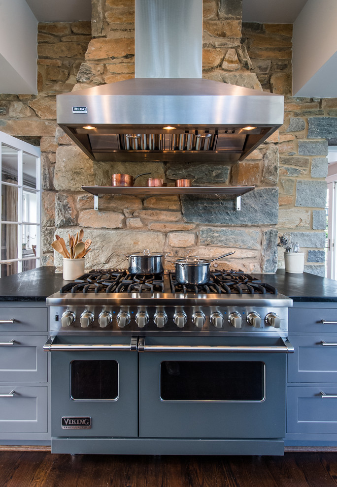 Foto di una cucina classica di medie dimensioni con ante in stile shaker e elettrodomestici colorati
