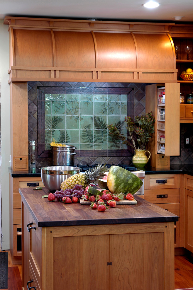 Exempel på ett mellanstort amerikanskt kök, med en rustik diskho, luckor med profilerade fronter, skåp i ljust trä, granitbänkskiva, grått stänkskydd, stänkskydd i porslinskakel, rostfria vitvaror, ljust trägolv, en köksö och beiget golv