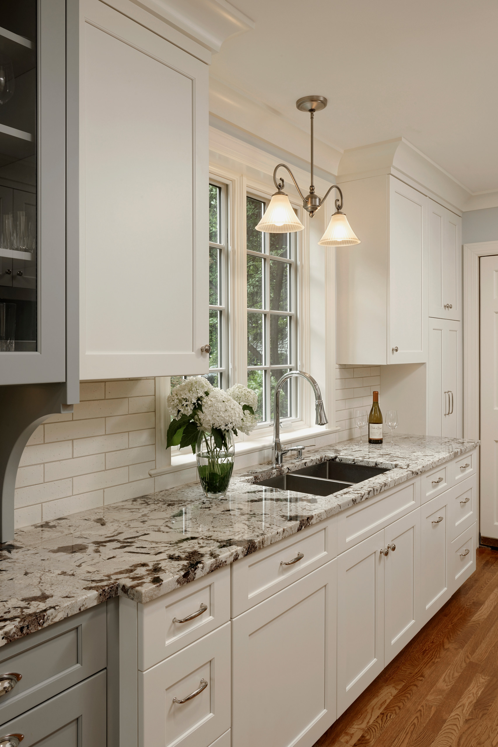 https://st.hzcdn.com/simgs/pictures/kitchens/chevy-chase-maryland-transitional-kitchen-jennifer-gilmer-kitchen-and-bath-img~41f1d46b059e7b27_14-8290-1-b21fb4a.jpg