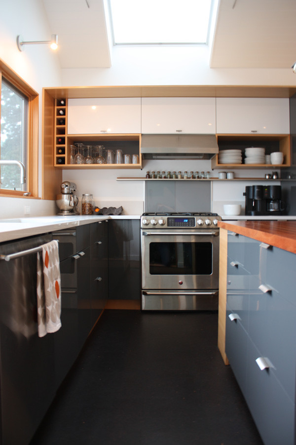 Minimalist kitchen photo in Seattle
