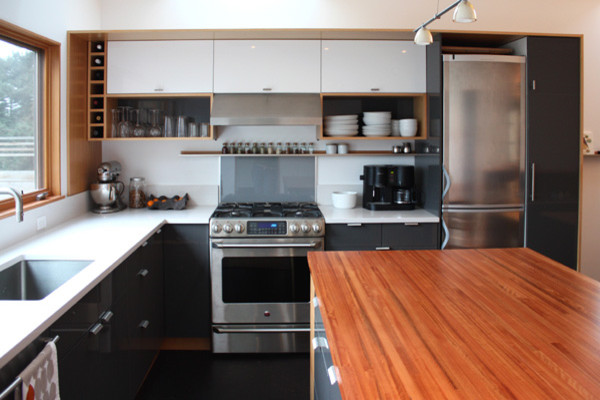 Kitchen - modern kitchen idea in Seattle