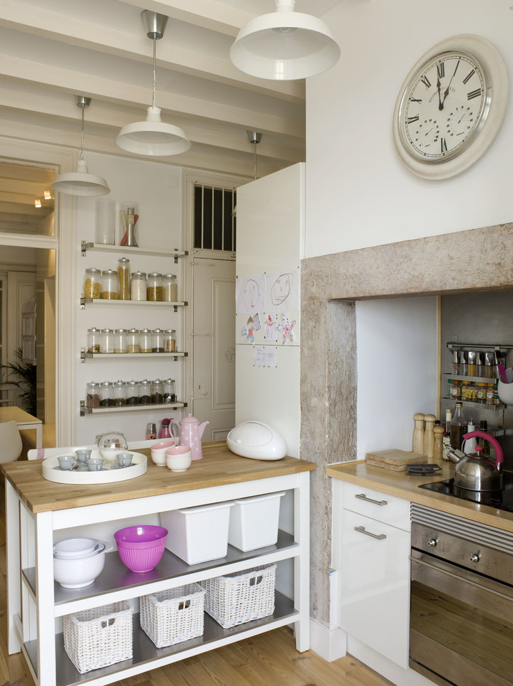 Imagen de cocina clásica renovada con armarios abiertos, puertas de armario blancas y electrodomésticos de acero inoxidable