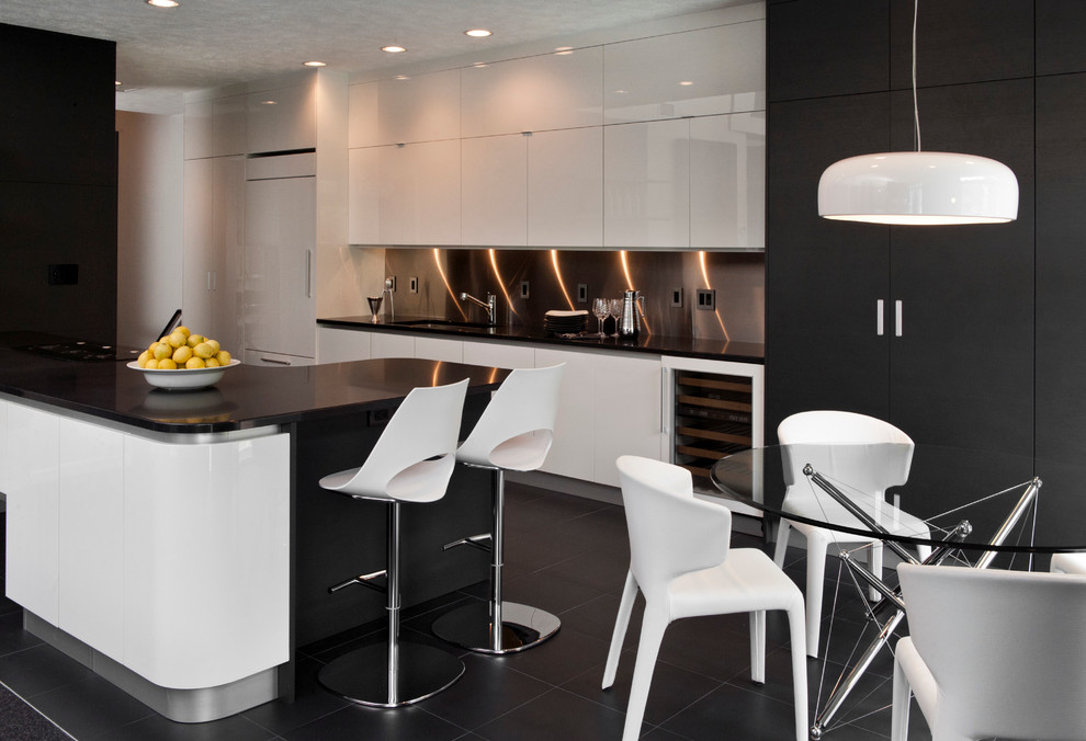 Bild på ett mellanstort funkis kök, med en undermonterad diskho, släta luckor, vita skåp, bänkskiva i kvarts, stänkskydd i metallkakel, klinkergolv i keramik, en halv köksö och svart golv