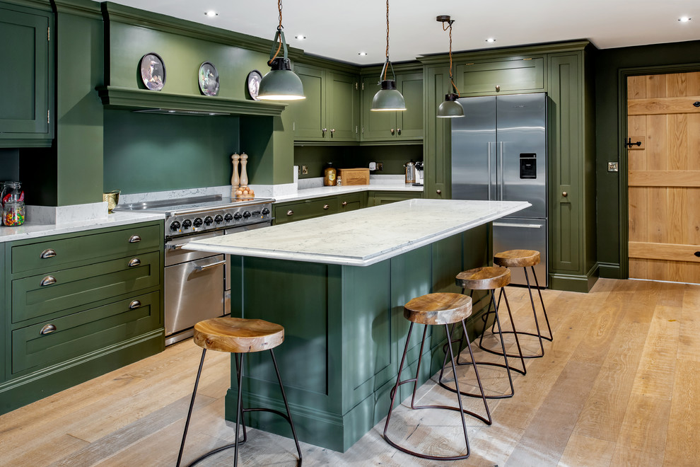 Esempio di una cucina country chiusa con ante in stile shaker, ante verdi, elettrodomestici in acciaio inossidabile, parquet chiaro e pavimento beige