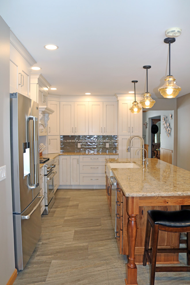 This is an example of a country kitchen in Grand Rapids.