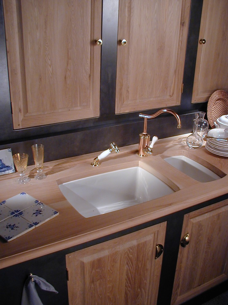 Idee per una cucina classica di medie dimensioni con lavello sottopiano, paraspruzzi marrone, ante con riquadro incassato, ante in legno scuro e top in legno
