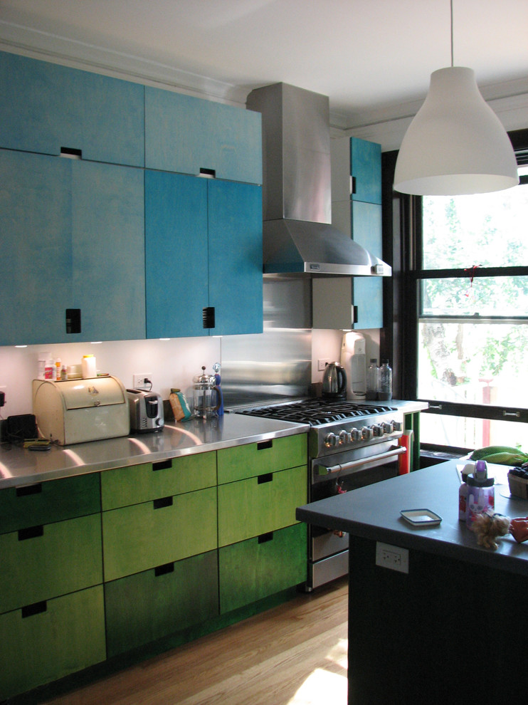 Einzeilige, Mittelgroße Moderne Wohnküche mit flächenbündigen Schrankfronten, hellem Holzboden und Kücheninsel in Chicago