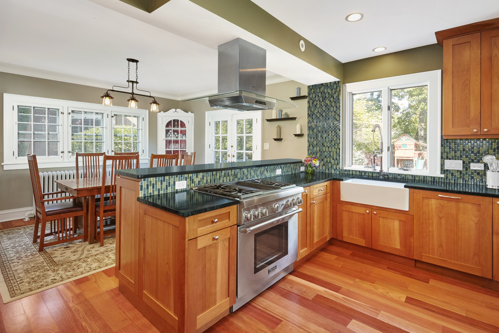 Exempel på ett amerikanskt grön grönt kök och matrum, med en rustik diskho, skåp i shakerstil, skåp i mellenmörkt trä, grönt stänkskydd, stänkskydd i mosaik, rostfria vitvaror, mellanmörkt trägolv och brunt golv