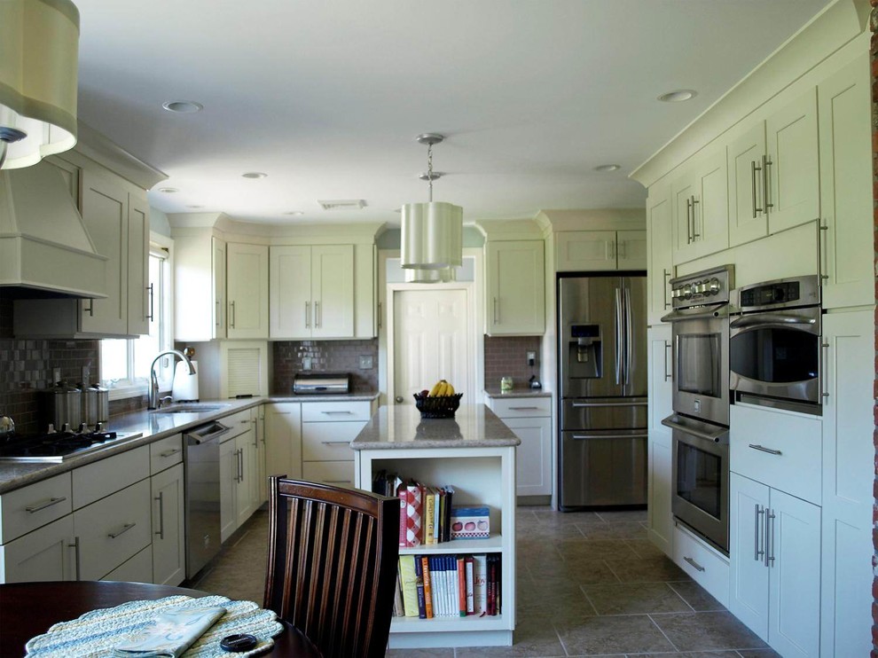 Exempel på ett mellanstort klassiskt kök med öppen planlösning, med skåp i shakerstil, vita skåp, bänkskiva i kvartsit, rostfria vitvaror och en köksö