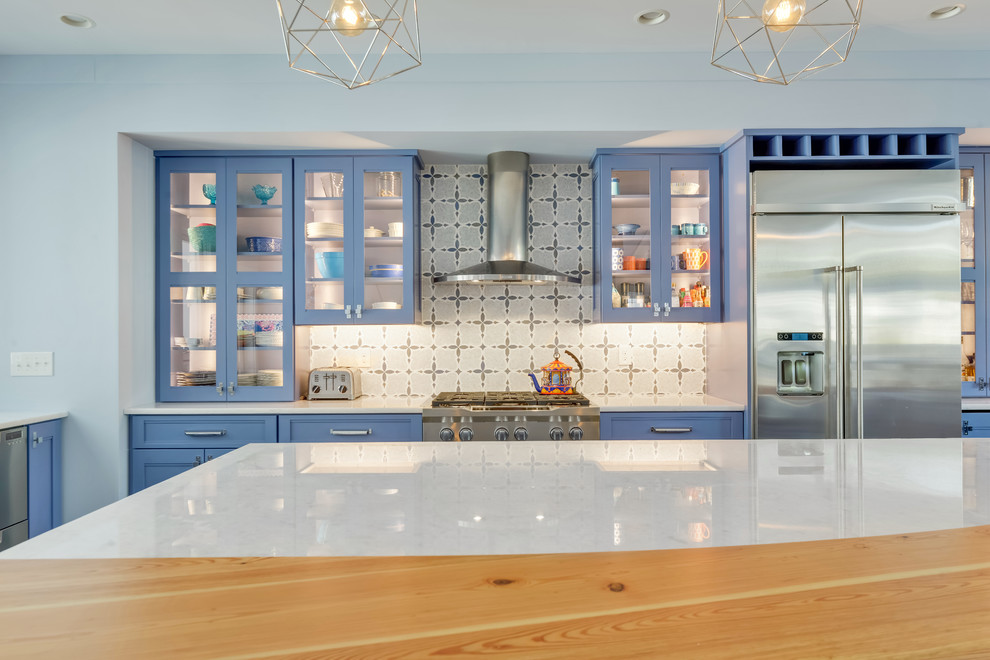 他の地域にある広いエクレクティックスタイルのおしゃれなアイランドキッチン (エプロンフロントシンク、レイズドパネル扉のキャビネット、青いキャビネット、大理石カウンター、マルチカラーのキッチンパネル、セメントタイルのキッチンパネル、シルバーの調理設備、磁器タイルの床、グレーの床、白いキッチンカウンター) の写真