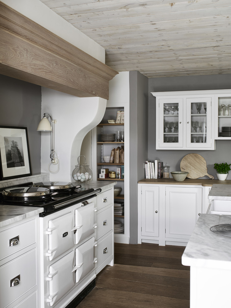 Kitchen - country kitchen idea in London