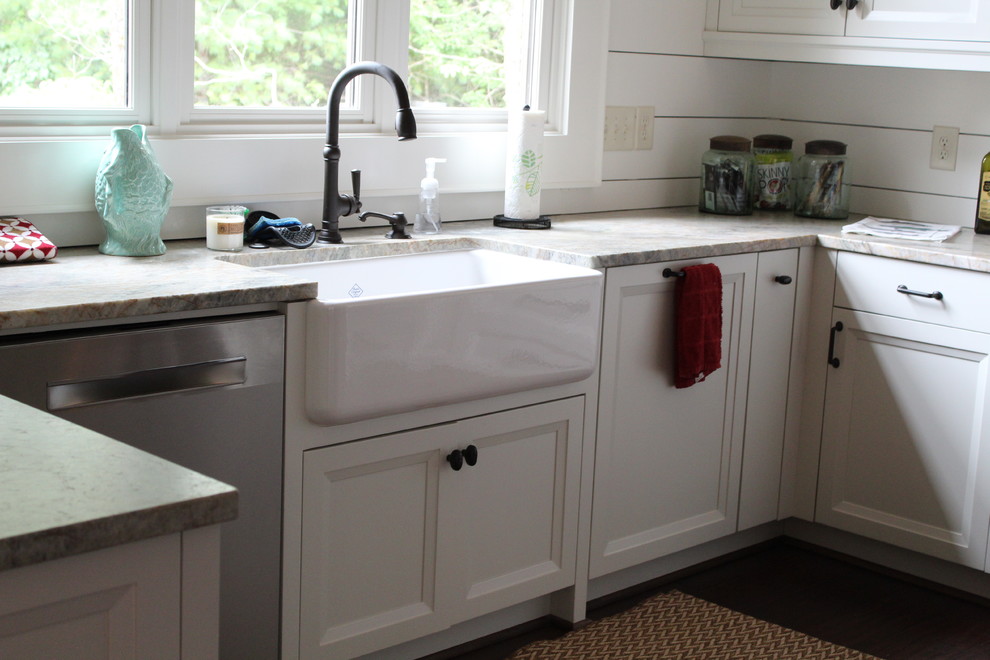 Exempel på ett stort amerikanskt grå grått kök, med en rustik diskho, luckor med infälld panel, grå skåp, granitbänkskiva, vitt stänkskydd, stänkskydd i trä, rostfria vitvaror, mörkt trägolv, en köksö och brunt golv