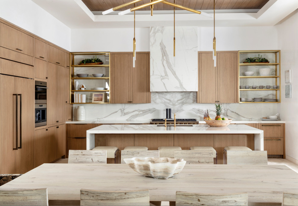 Foto på ett funkis flerfärgad u-kök, med en undermonterad diskho, luckor med upphöjd panel, skåp i mellenmörkt trä, marmorbänkskiva, flerfärgad stänkskydd, stänkskydd i marmor, integrerade vitvaror och en köksö