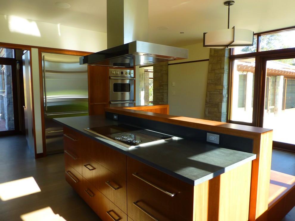 Immagine di una cucina design con ante in legno scuro e top in granito