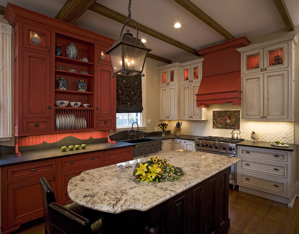 Идея дизайна: кухня в классическом стиле с красными фасадами