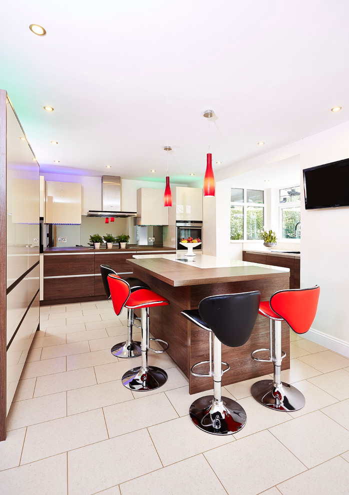 Moderne Küche in L-Form mit flächenbündigen Schrankfronten, dunklen Holzschränken und Kücheninsel in Cheshire
