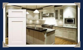 Идея дизайна: параллельная кухня среднего размера в классическом стиле с кладовкой и фасадами с выступающей филенкой без острова