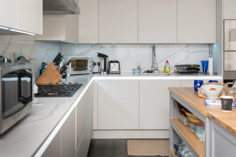 Small trendy l-shaped eat-in kitchen photo in London with a single-bowl sink