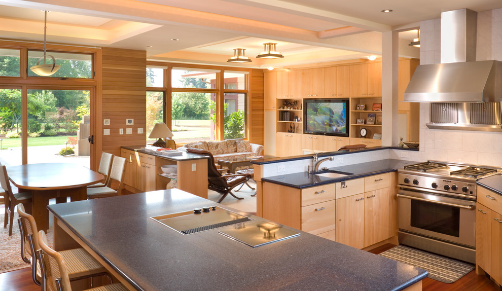 Immagine di una cucina ad ambiente unico contemporanea con ante lisce, ante in legno chiaro e elettrodomestici in acciaio inossidabile
