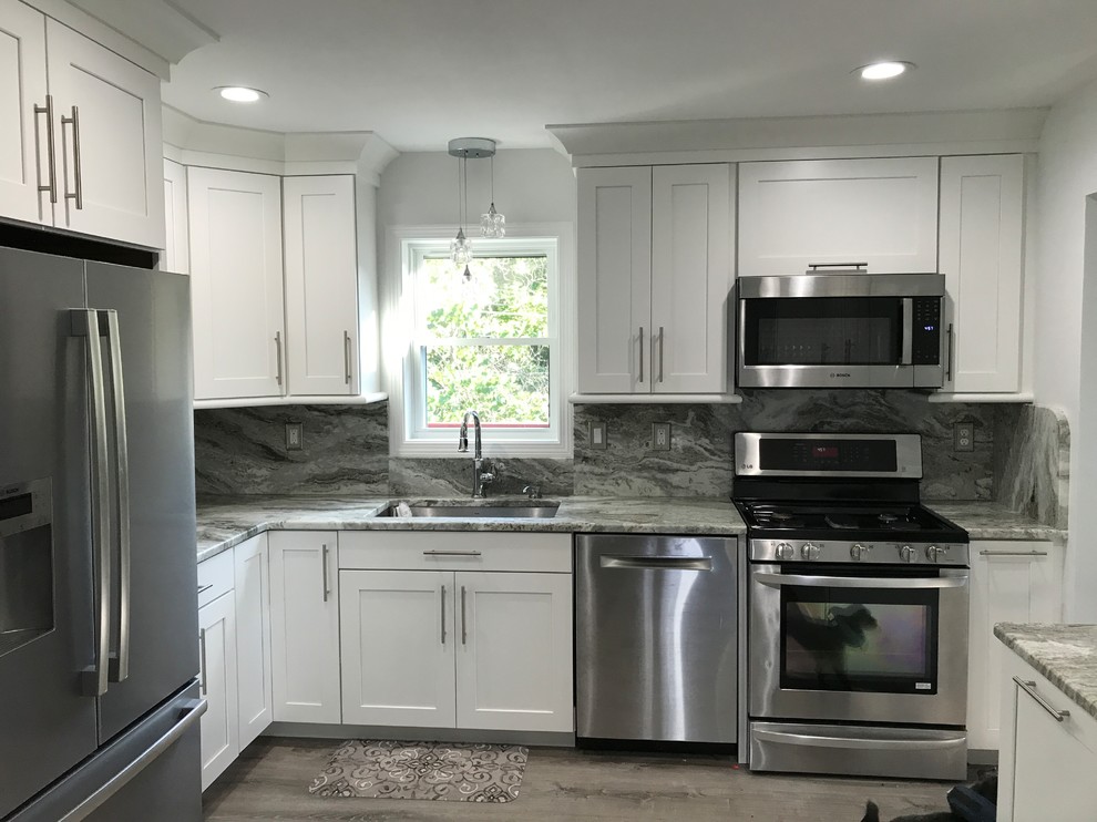 Idéer för ett litet modernt grå kök, med en undermonterad diskho, skåp i shakerstil, vita skåp, granitbänkskiva, grått stänkskydd, stänkskydd i sten, rostfria vitvaror, vinylgolv och grått golv