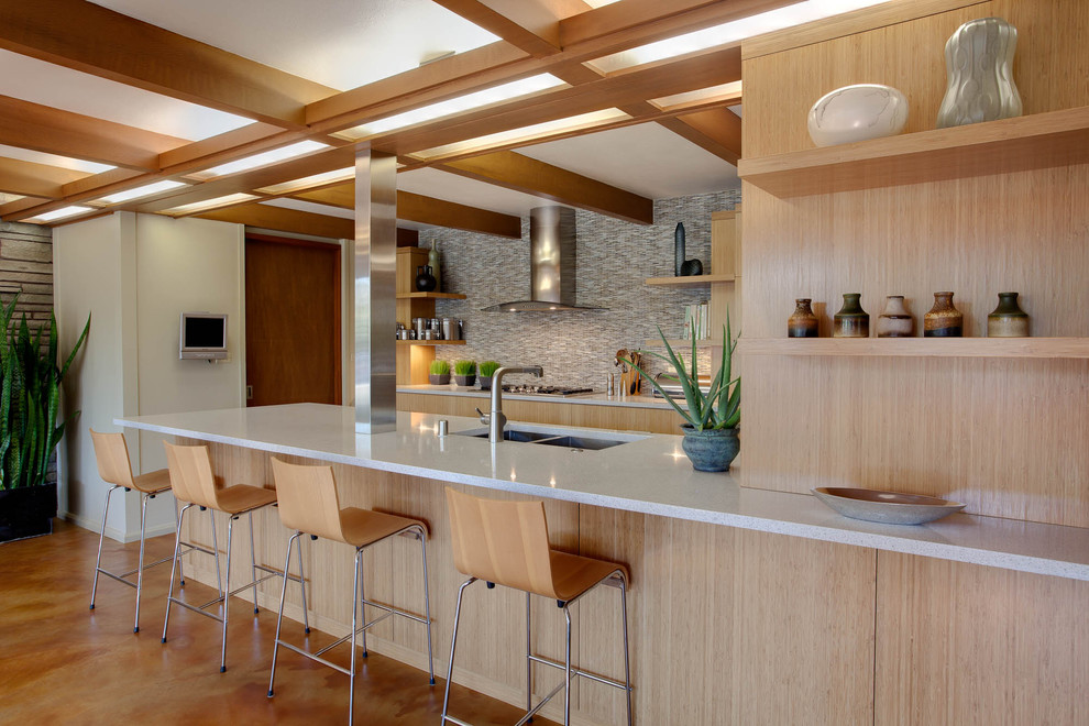 Immagine di una cucina minimalista con lavello a doppia vasca, ante lisce, ante in legno chiaro e paraspruzzi multicolore